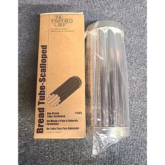 NIB sealed vintage The Pampered Chef Bread Tube 9“ Scalloped  #1565 - Picture 2 of 2
